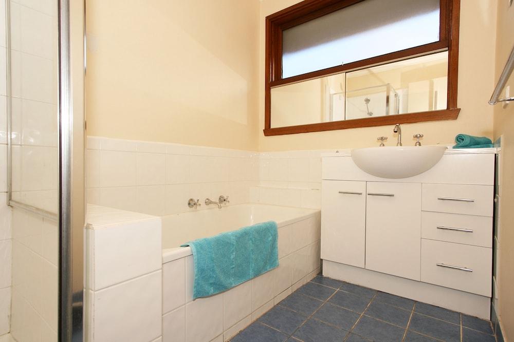 40 Thames Holiday Unit - Bathroom