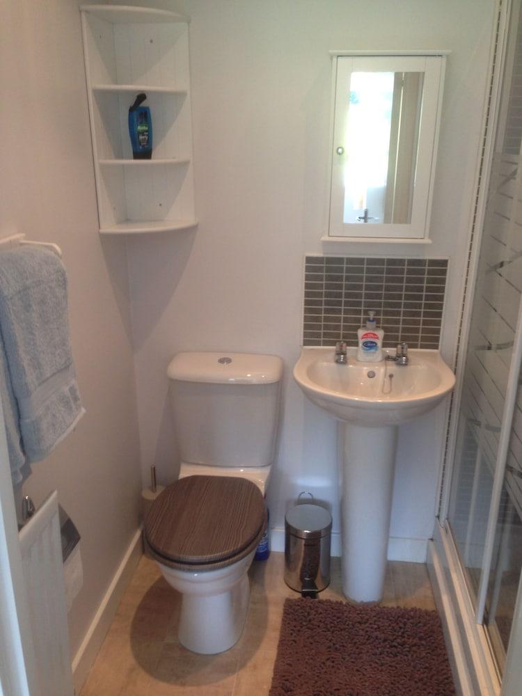 The Beeches - Serviced Duplex Apartment - Bathroom