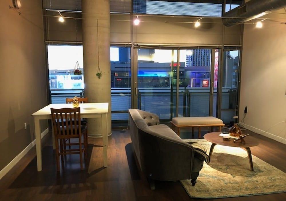 New Lyfe Finest Luxury Apartment - Lobby Sitting Area