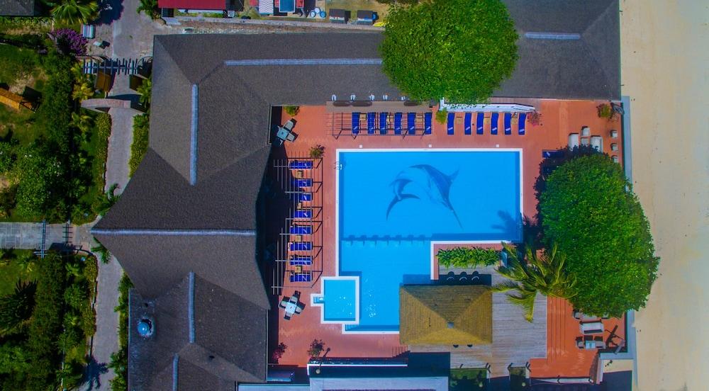 Gregoire's Apartments - Outdoor Pool