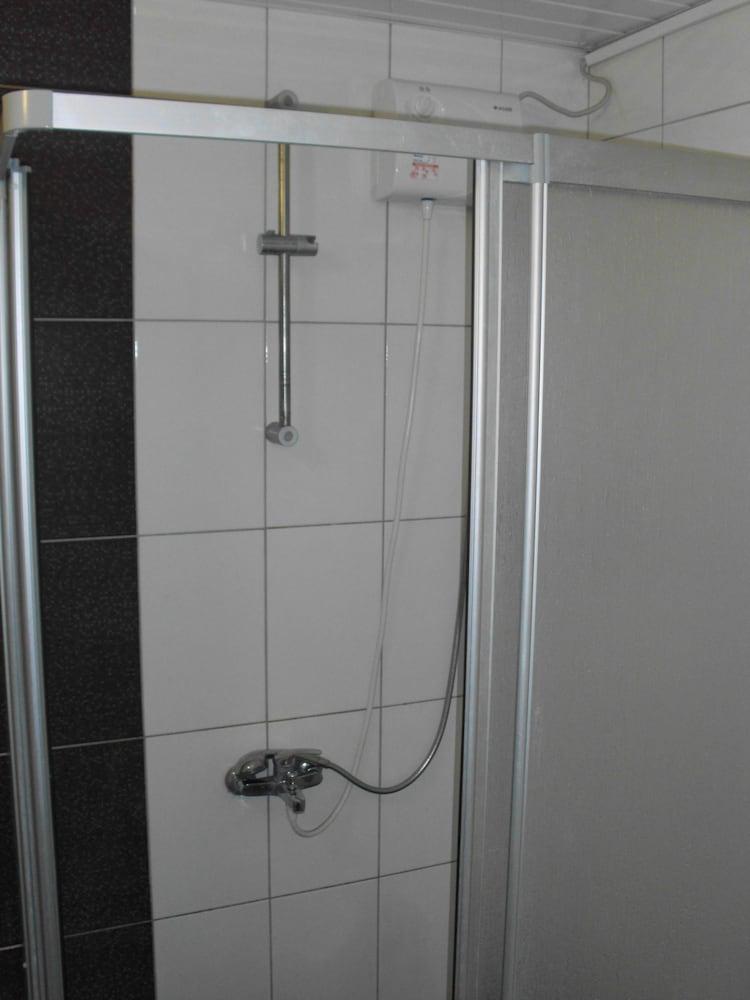 Ipek Apart Otel - Bathroom Shower