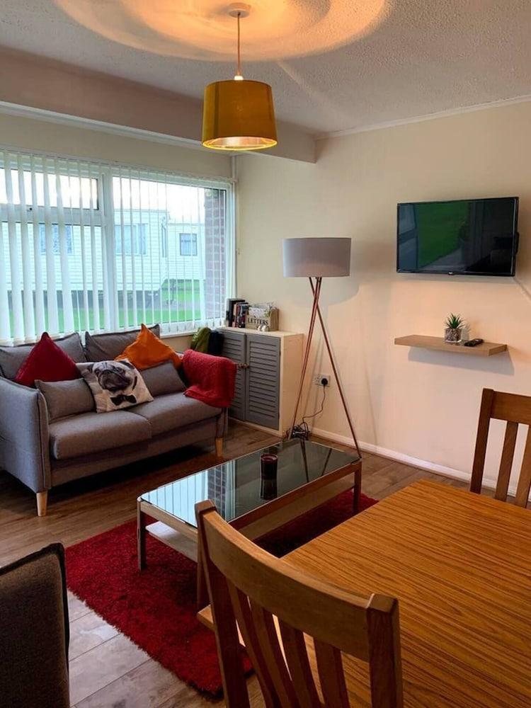 Cosy and Modern 2-bed House in Great Yarmouth - Featured Image