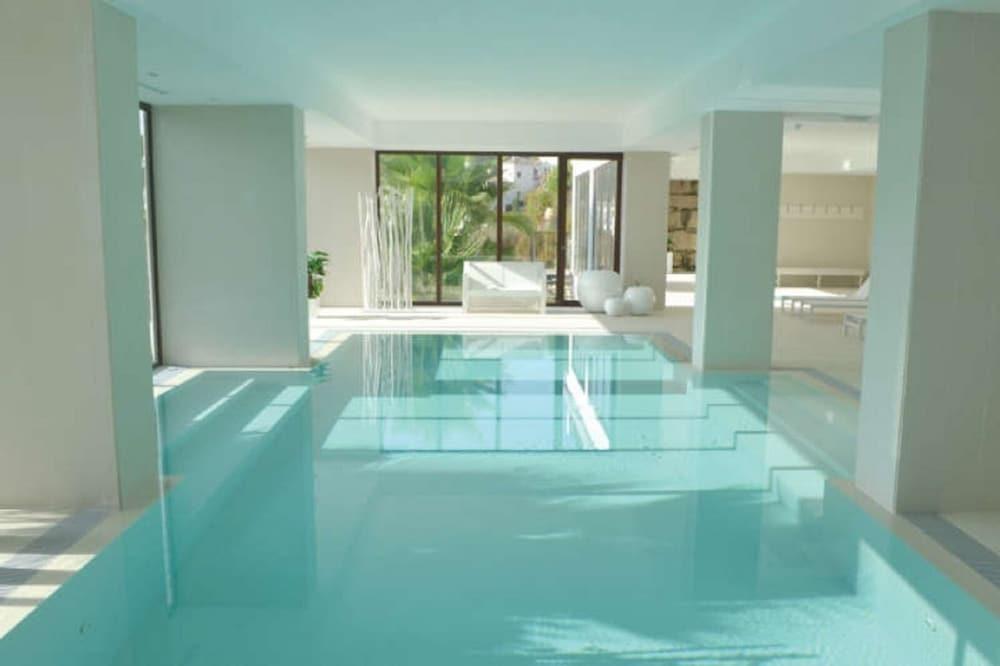 Modern Two Bedroom Villa With Indoor Pool & Spa - Indoor Spa Tub