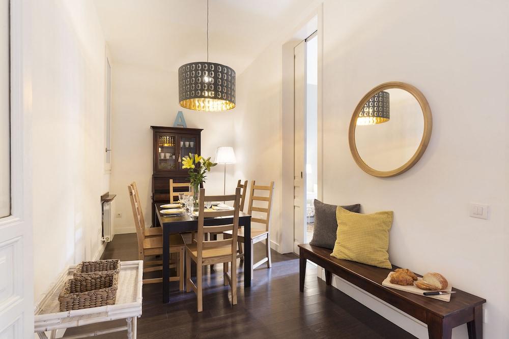 Fira Luxury Nextdoor - In-Room Dining