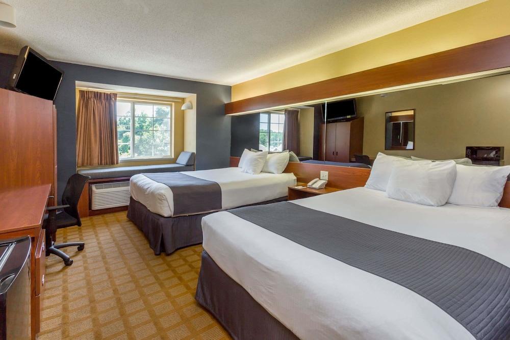 Microtel Inn & Suites by Wyndham Hillsborough - Room