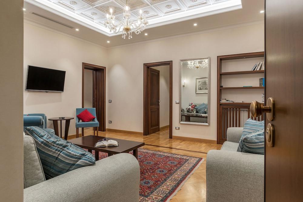 Novecento Apartments - Living Room