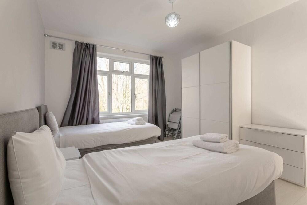Modern 2 Bedroom Apartment in Morden - Room