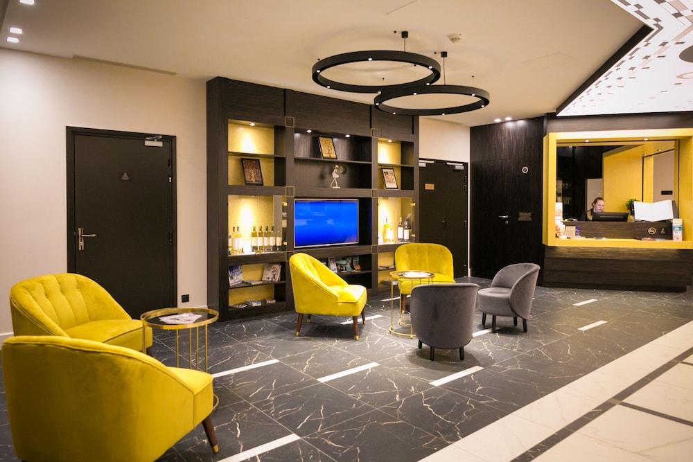 Best Western Hotel Journel Saint-Laurent-du-Var - Lobby Sitting Area