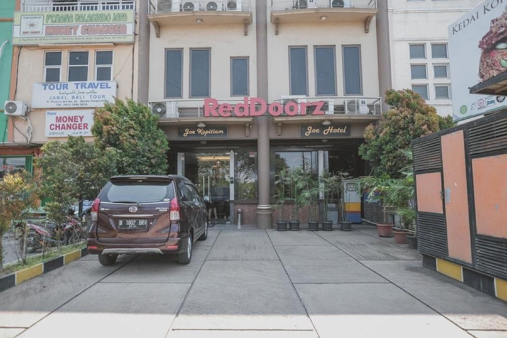 RedDoorz Plus near Soekarno Hatta Airport 2 - Featured Image