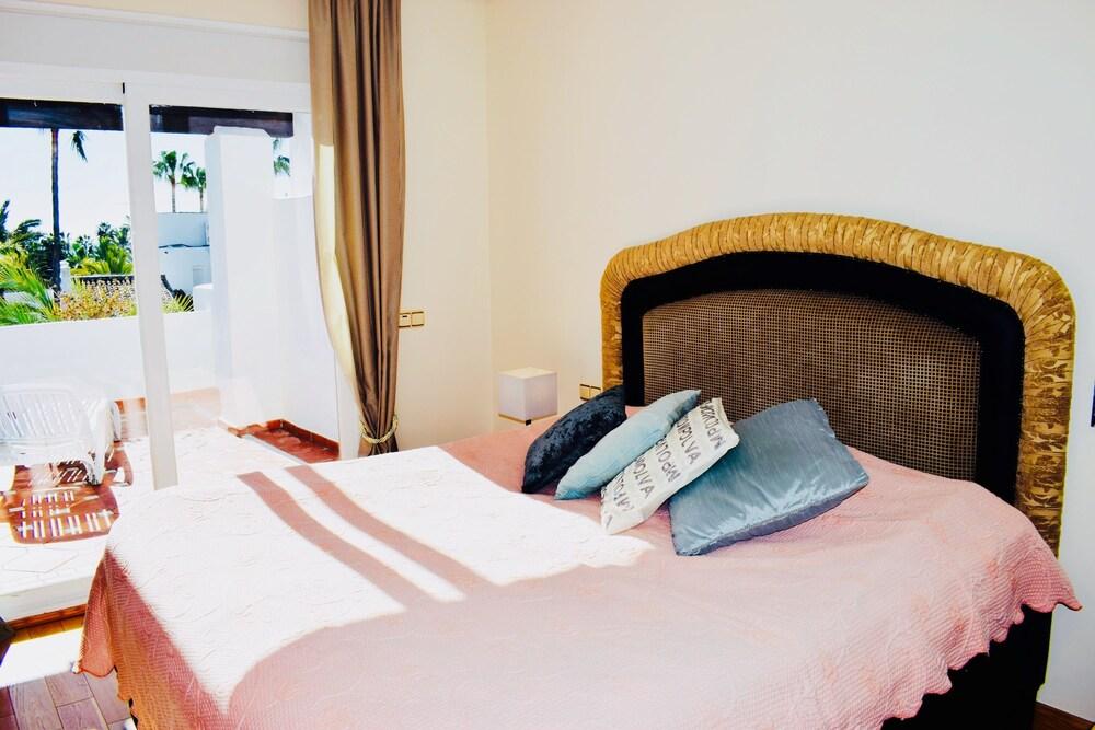 Luxury Villas de Costalita Marbella - Room