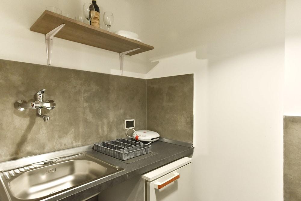 AG Vatican Apartments - Private Kitchenette