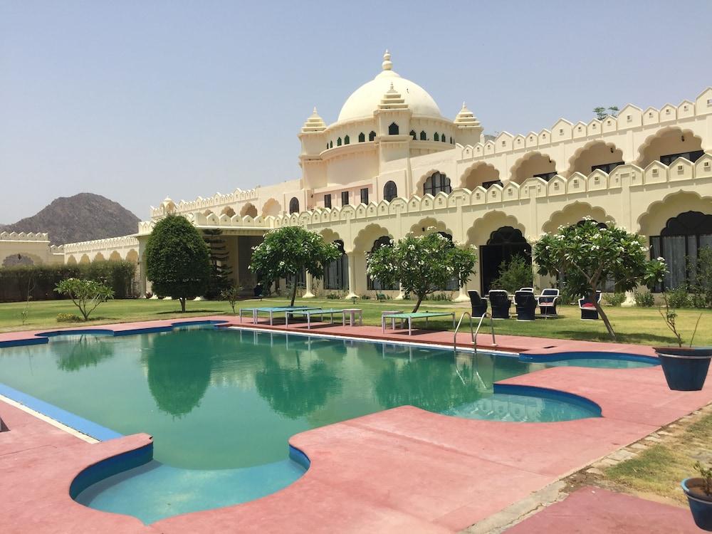 Gulaab Niwaas Palace - Outdoor Pool