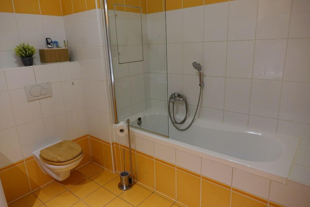 EEL accommodation Brno - Bathroom