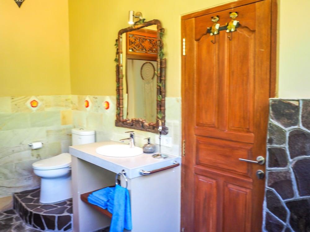 Devi's Place Tejakula - Bathroom
