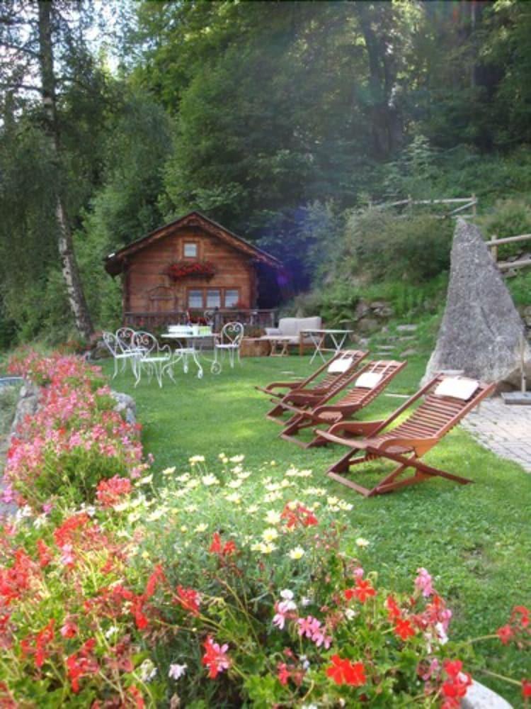 Chalet Hotel Les Campanules - Property Grounds