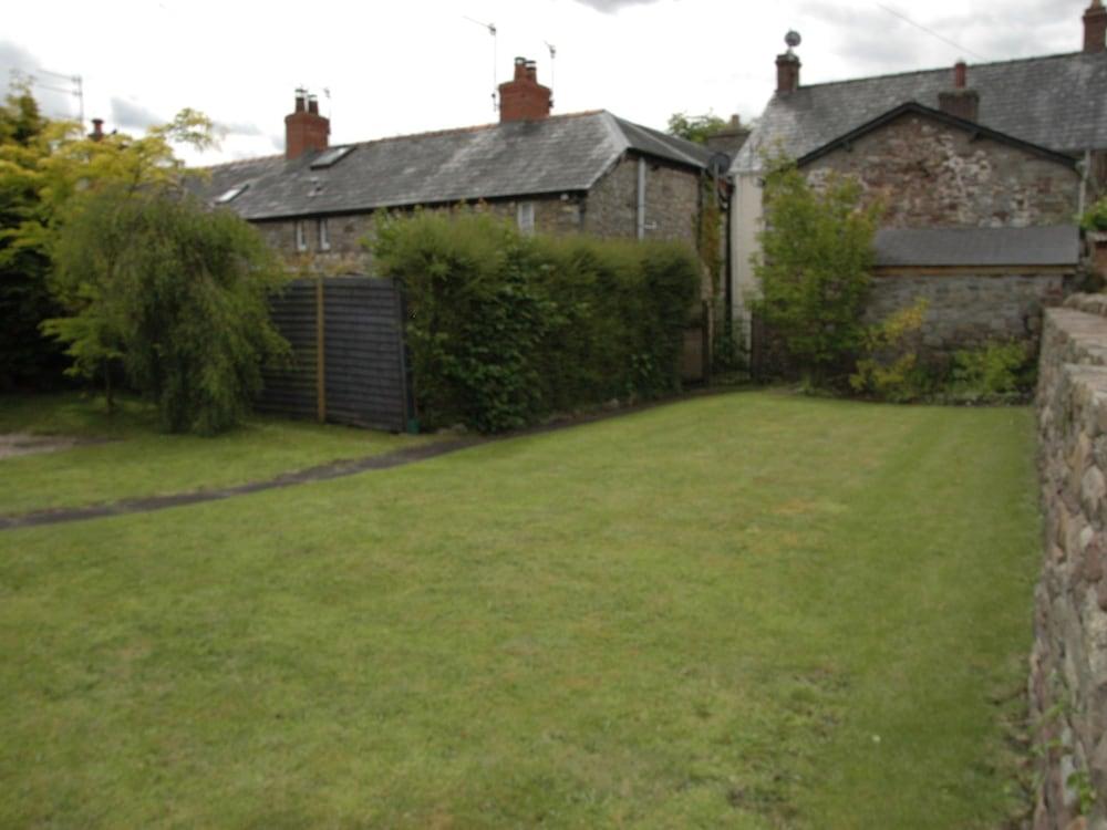 Vintage Holiday Home in Crickhowell With Garden - Featured Image