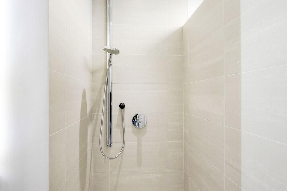 سويت إن - ريجينتس بارك هاوس - Bathroom Shower