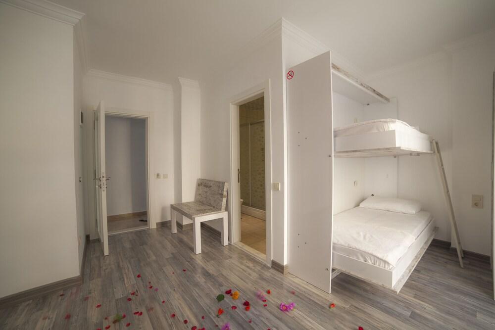 Nur Hotel - Room