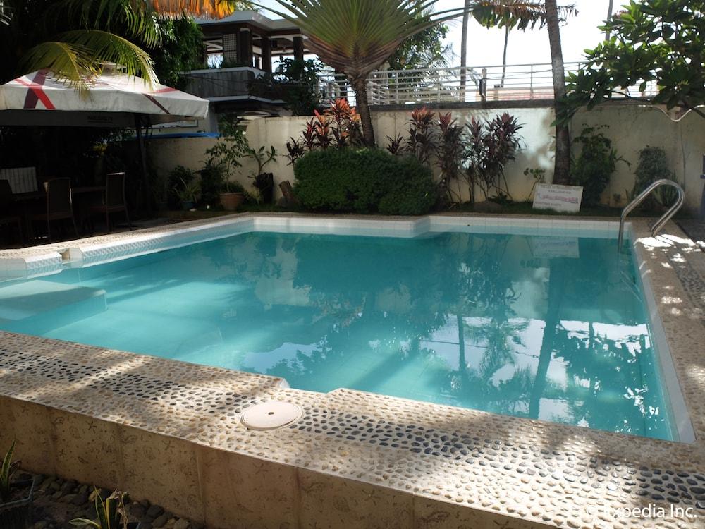 Beachcomber Resort - Outdoor Pool