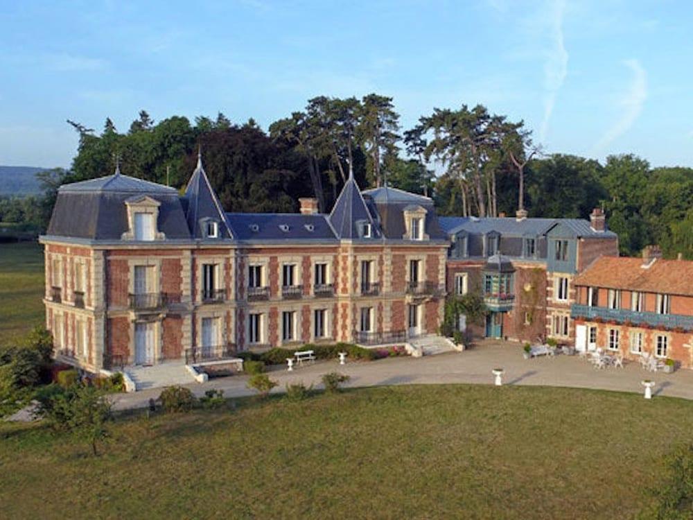 Chateau le Quesnoy - Featured Image
