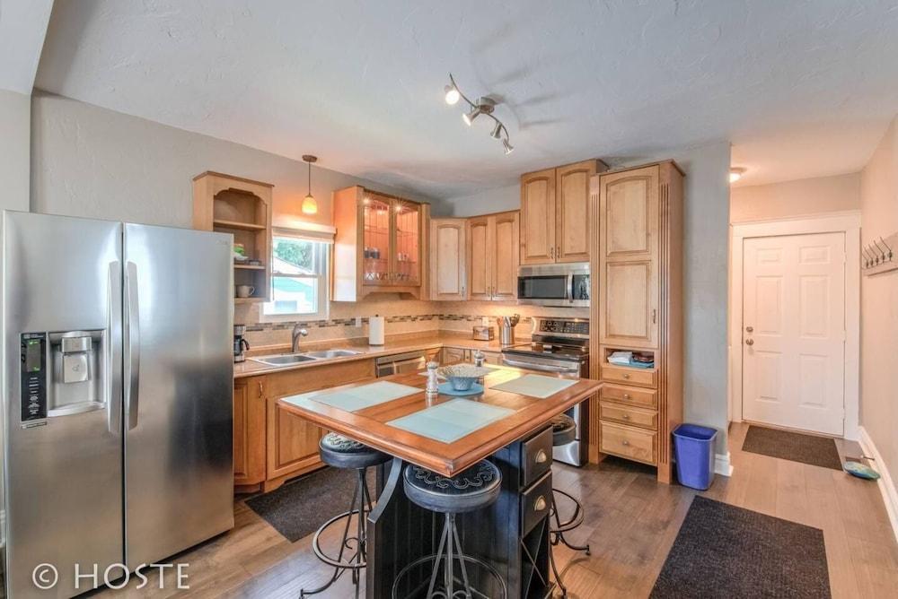 2BR Downtown Adventure Pikes Peak Views AC! - Featured Image