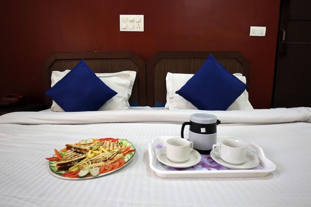 OYO 4256 Hotel Rajmahal - Room