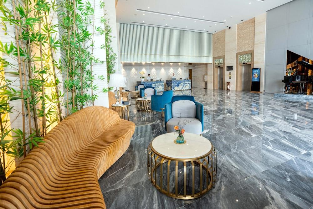 Brilliant Hotel - Lobby Sitting Area