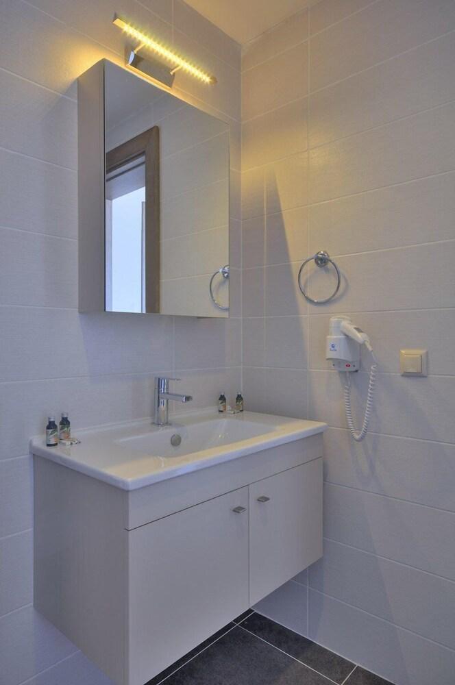 Delmar Suites & Residence - Bathroom Sink