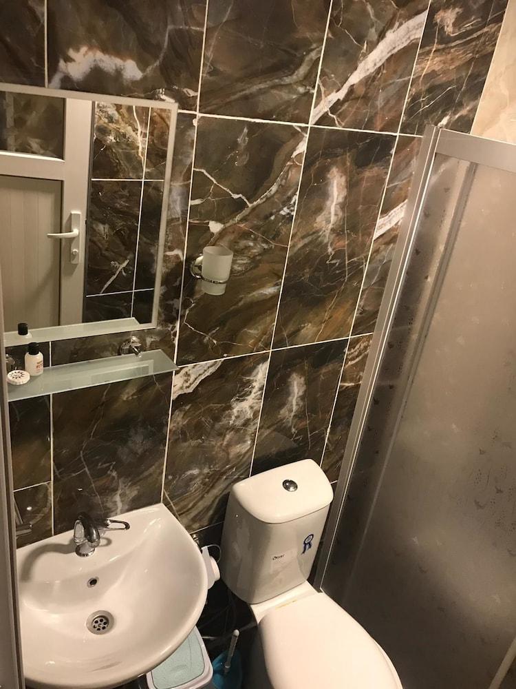 Petek Hotel - Bathroom