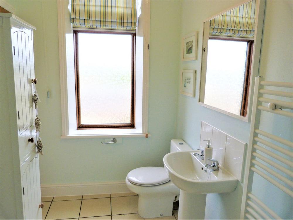 Wisteria Cottage - Bathroom