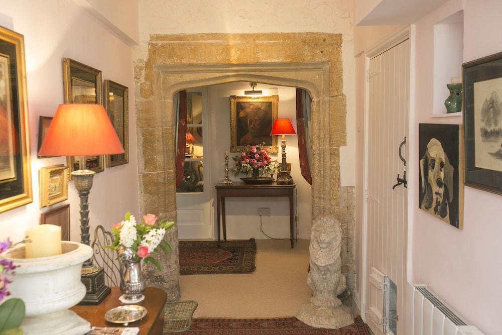 Tudor Cottage Bed & Breakfast Dorchester - Interior Entrance
