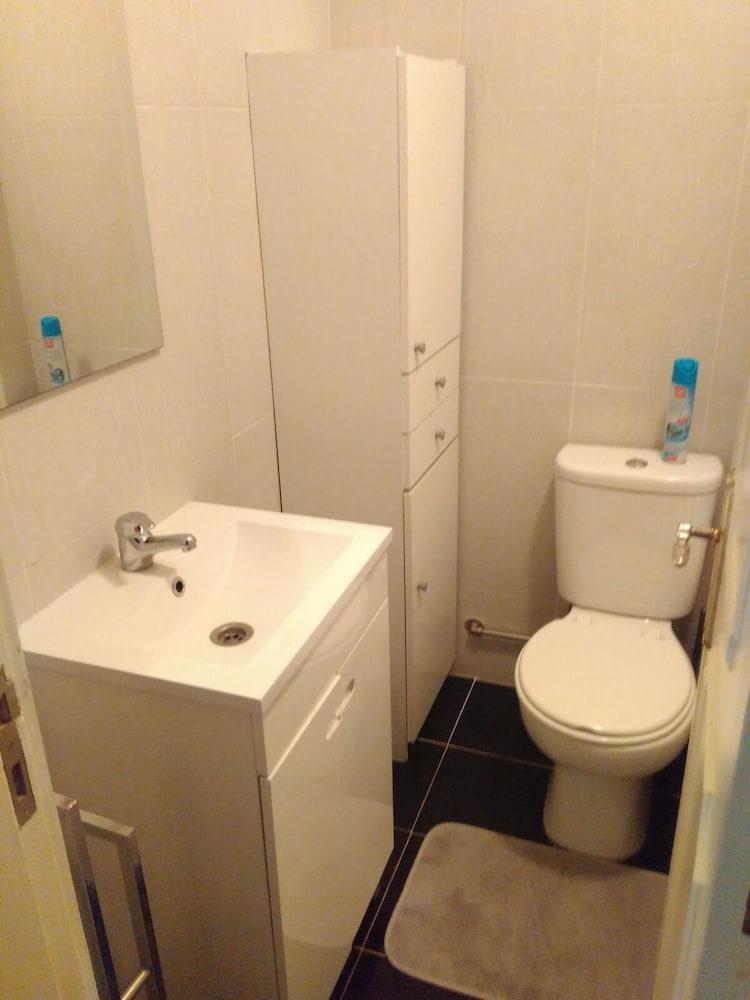 Lisbon South Bay Apartments - Bathroom