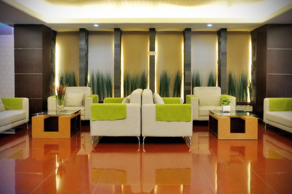 Pandanaran Hotel Semarang - Lobby Sitting Area