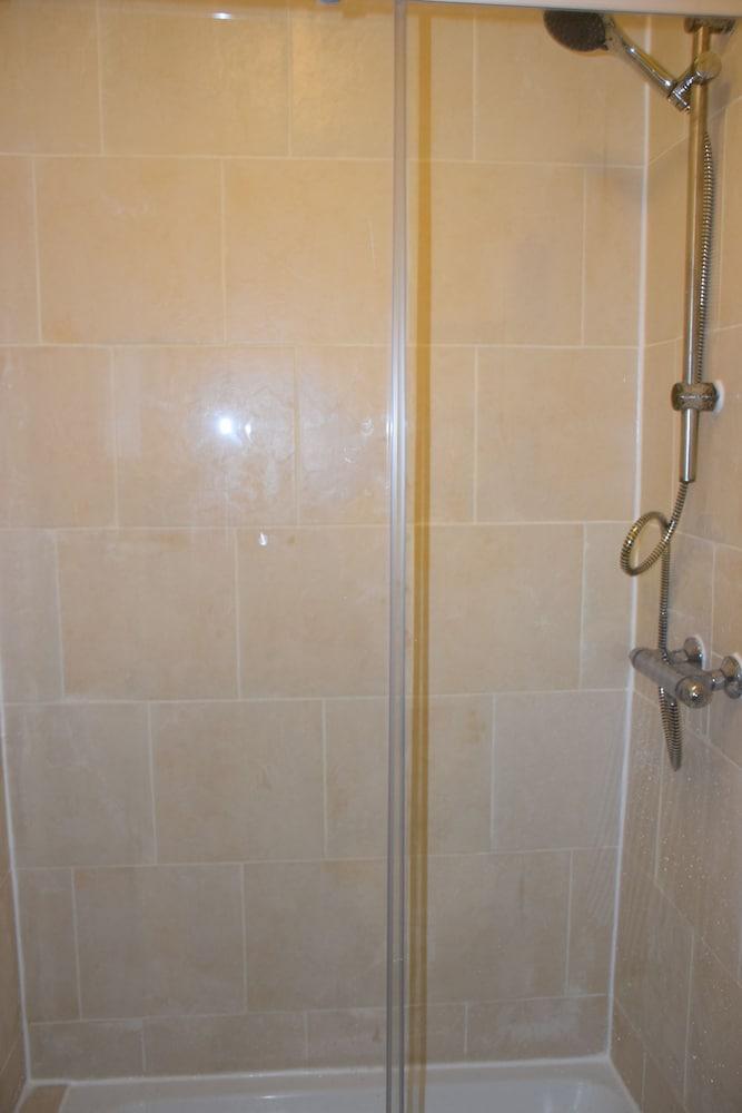 Apartment Northfields - Bathroom Shower
