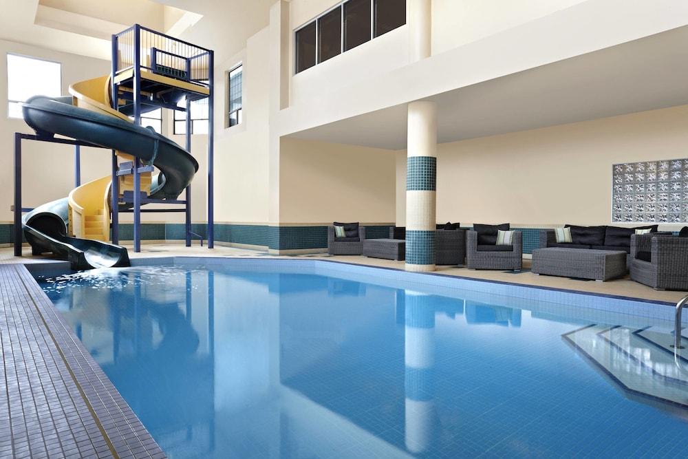 Four Points by Sheraton Hotel & Suites Calgary West - Waterslide