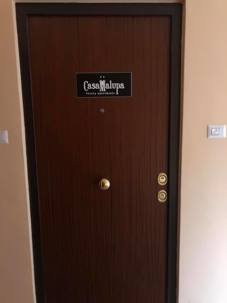 Casa Malupa Luxury Apartments - Interior Entrance