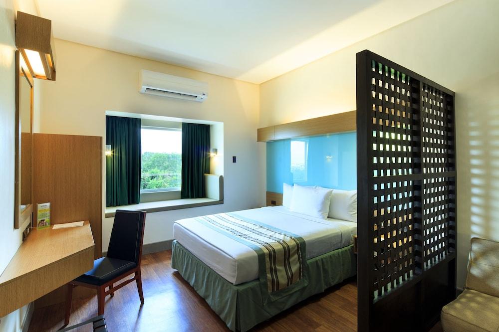 Microtel by Wyndham South Forbes near Nuvali - Room