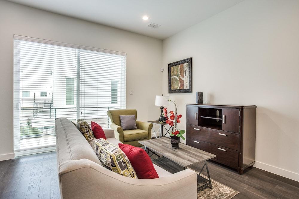 Modern Dallas TownHome 2 BR fully furnis - Featured Image