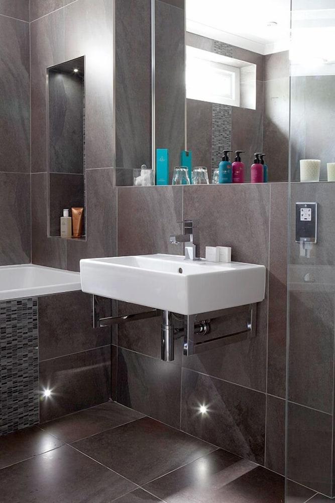 Carbis Bay Hotel & Estate - Bathroom Sink