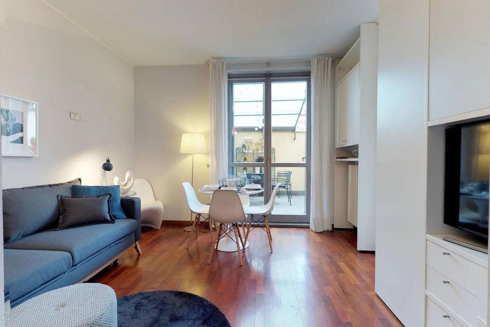 Design Apartment near Duomo Square - Living Area