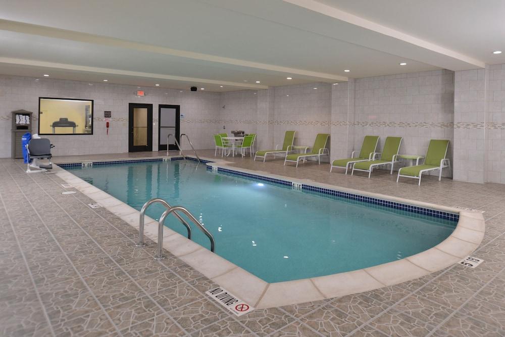 Holiday Inn Express & Suites Dearborn SW - Detroit Area, an IHG Hotel - Pool
