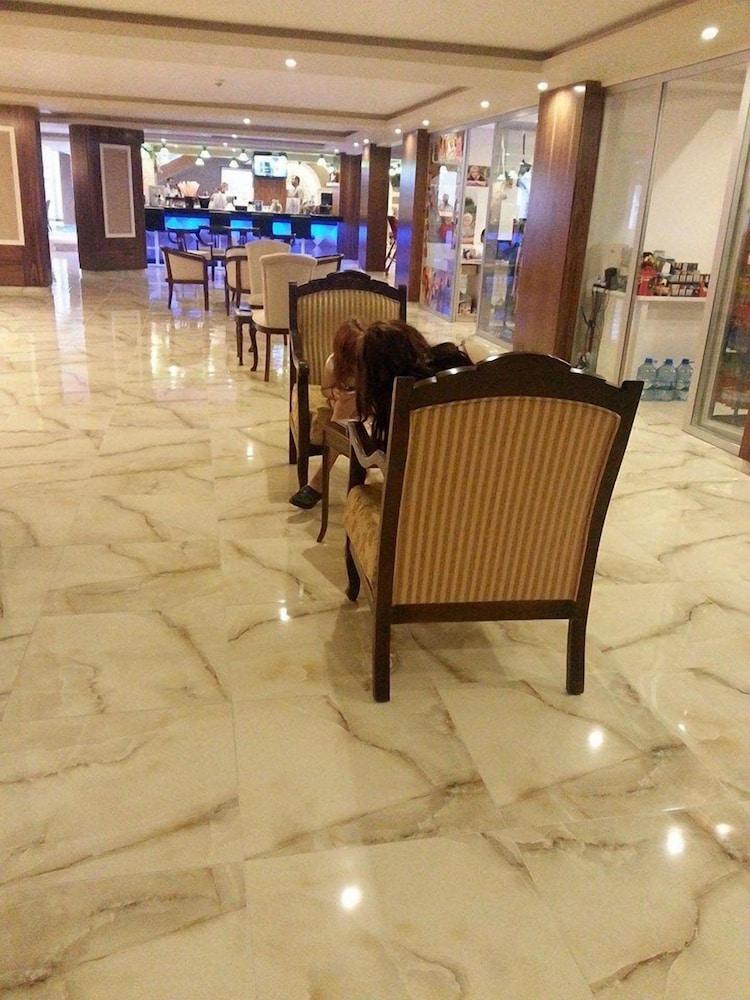 Lavinia Apart Hotel - Lobby Sitting Area