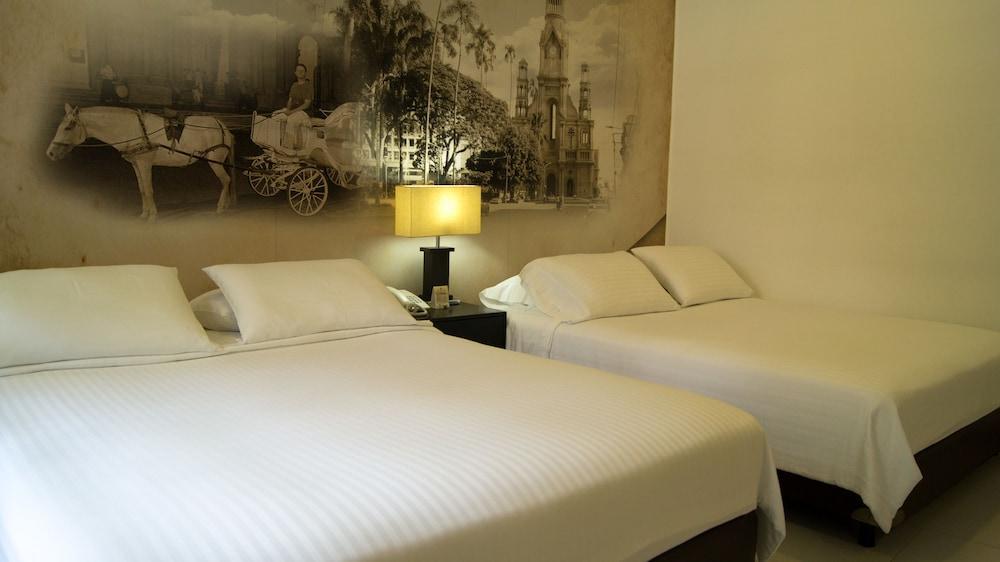 Hotel Puerta de San Antonio - Featured Image