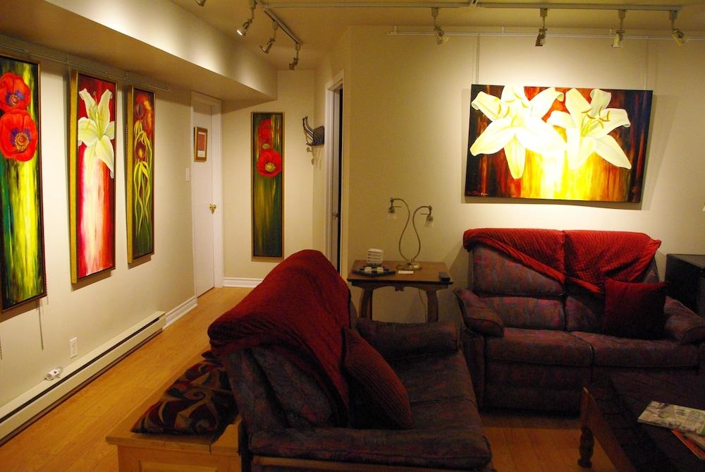 Atelier Galerie Anne Drouin & Pension - Lobby Sitting Area