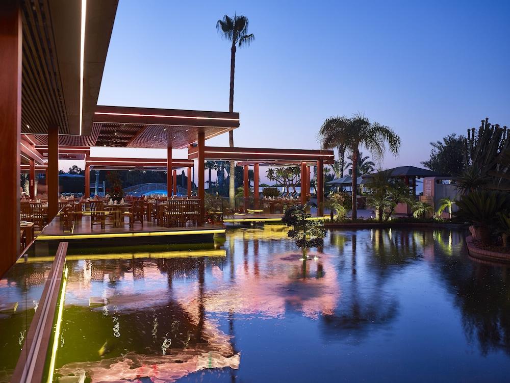 Four Seasons Hotel - Outdoor Pool