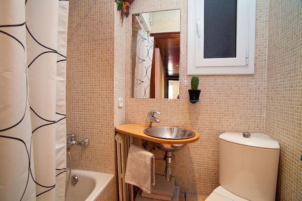 Cozy Eixample Apartment - Bathroom