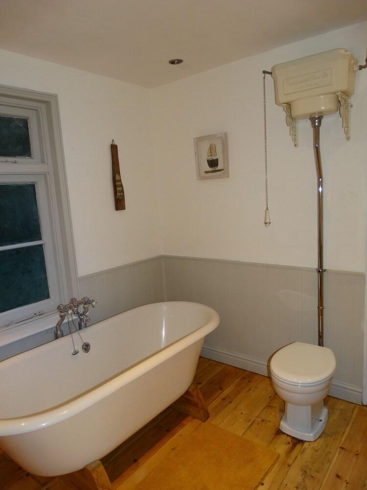 Spacious Apartment in Winchester - Bathroom