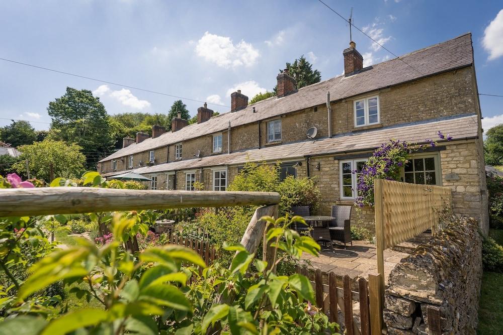 Stunning 2-bed Cottage in Fordwells - Featured Image