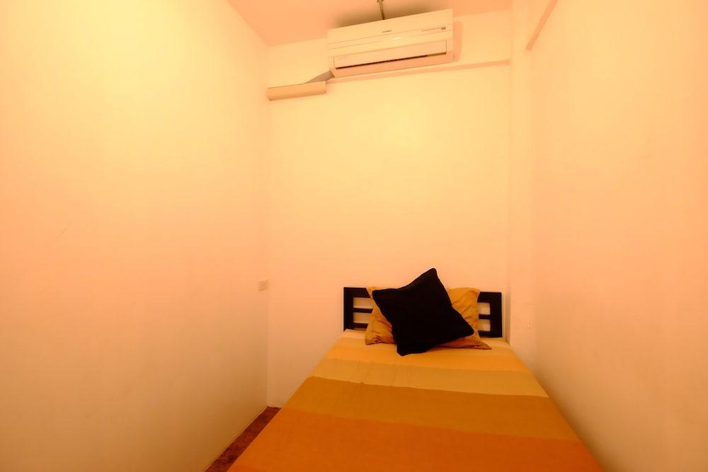 42 Guesthouse - Room