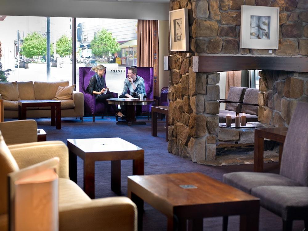 Arctic City Hotel - Lobby Sitting Area